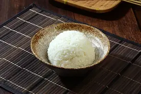 一碗炒饭下肚，多脏器衰竭 这4类食物宁可倒掉也别吃图片