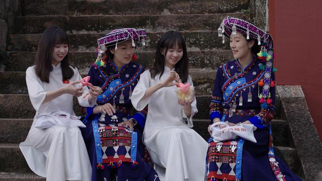 海外双胞醉心墨江 许下来年之约