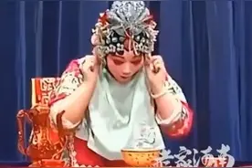 豫剧演员无实物表演吃席不像演的 网友：这捏耳朵太真实了图片