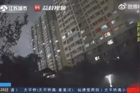 因女儿夜不归宿爆发争吵，单亲妈妈从7楼狂扔女儿物品图片