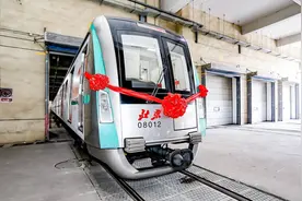 北京地铁8号线上新，“中轴线专列”发车运营图片