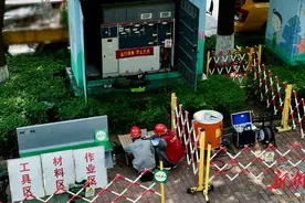 头顶烈日守护“地下能源动脉”图片