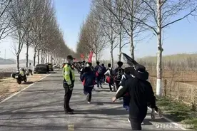 贴心守护！东阿交警周密部署护航学生“研学”活动图片