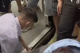 上海地铁突发！又有乘客腿部被卡列车与站台缝隙，车站工作人员紧急救援图片