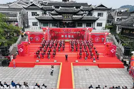 爱在凤凰！千年古城见证百对新人的浪漫集体婚礼图片