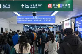 铁路上海站与地铁3、4号线无缝换乘首日，记者实地感受两分钟“丝滑”进站图片