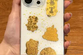 花几十元给手机贴金，水贝黄金贴销售火爆图片
