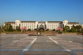 拆围墙、摆夜市：敞开大门的政府大院图片