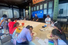 听名家故事，绘风雅团扇，松江小朋友在程十发艺术馆沉浸式体验国画艺术图片