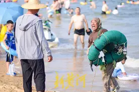 捞蛤蜊神器现身日照海滩，游客赞叹“高手在民间”图片