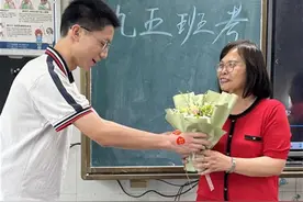 坚守教育一线39年，她在考场外给学生爱的抱抱图片