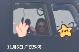 运20女飞行员隔着窗户打招呼，网友：又酷又飒，颜值与实力并存！图片