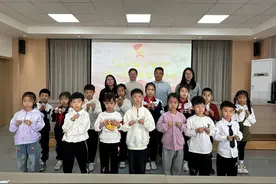 小声音汇聚大能量 —毓秀路小学“祭清明 忆先烈”朗诵比赛图片