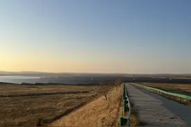 盐碱地里“种太阳”，1.5米高的光伏板还有这用途图片