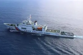 我国海警首次带直升机随舰公海飞行执法圆满完成图片