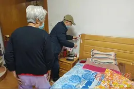108坊故事|万年社区为独居老人安装一键呼叫报警器图片