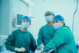 8岁女童肚子痛，竟是卵巢囊肿蒂扭转两圈图片
