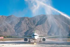 C919首次飞抵拉萨图片