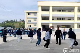 台湾慈济慈善基金回访四川喜德县捐建学校图片
