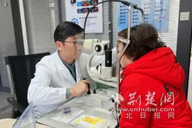 退休教师高度近视、散光伴发白内障 一次手术解决三重问题图片