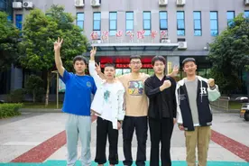 湖南高校同宿舍5人一起“上岸”，备考时手机里只有刷题小程序图片