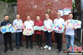 2024年中国高考首日：送考家长穿旗袍 寓意“旗开得胜”图片