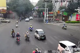 河池一孕妇开车途中羊水破裂，交警秒变“代驾”快速送医急救图片