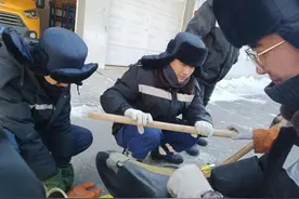 每天雪中步行2万步，巡视铁路跨线桥下滴水结冰图片