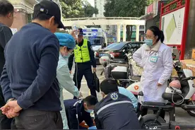 深圳一65岁女子突发心梗倒地，两名医护“疯跑”将她救回图片