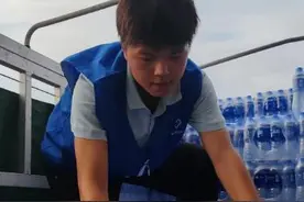 “爱心搬运工” 中交建筑集团四公司志愿者服务队助力华容救灾抢险图片