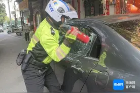 三岁男童被困车内 陵水公安交警紧急破窗救援图片
