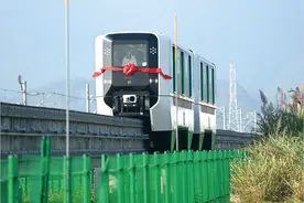 全球首列机场跨座式单轨列车下线图片