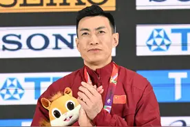 （体育）田径——南京室内世锦赛：男子三级跳远颁奖仪式举行图片