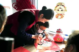 ​唱歌跳舞写福字，铁路青年拉着旅客一起“感受小年”图片