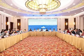 《海天雄鹰》研讨会在京举行，致敬舰载机试飞英雄图片