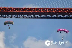 翱翔世界第一高桥 国际高桥极限运动邀请赛在北盘江大桥举行图片