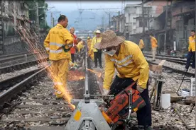 铁路上的钢轨“接骨手术”，砂模内温度高达3000℃图片