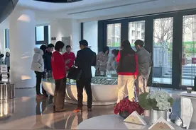 上海两区调整住房限购首个周末：单身人才开始咨询看房图片