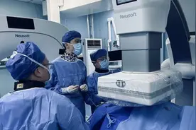 顽固性腹水让男子腹围达107厘米，翻身都难！医生在其体内植入支架图片