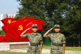 双胞胎同时入伍，来到同一个新兵连图片