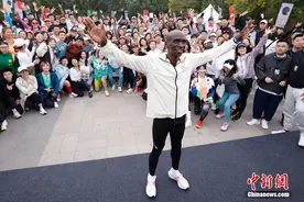 马拉松名将基普乔格：我会在巴黎奥运会摘金图片
