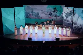 华东师范大学《万水千山》首演，让中国古画焕发新生图片