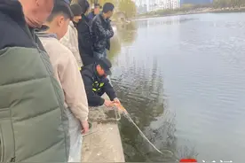 及时制止禁渔期违法捕鱼行为，民警现场普法强化群众生态保护意识图片