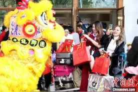三亚大年初一“龙蛇”飞舞迎客入境图片