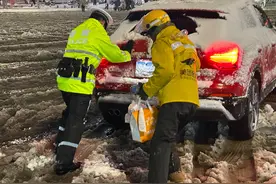警民合力，帮被困车辆脱困图片