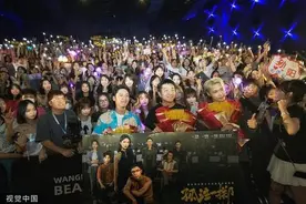 全国路演催生火爆话题，提前点映引发抢跑争议，电影宣发越来越“卷”图片