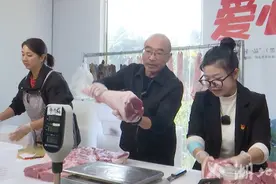 咸丰县彭家沟村网络直播销售黑猪肉走俏图片