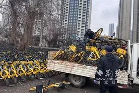 武昌区白沙洲街道：优化共享单车管理 企业相赠锦旗表谢意图片