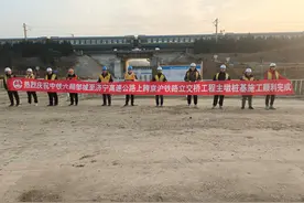 邹城至济宁高速公路上跨京沪铁路立交桥工程主墩桩基施工全部完成图片