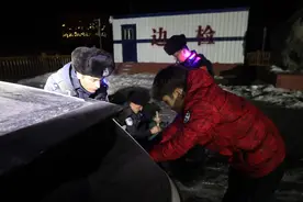 海拔5100米的帕米尔高原上，民警深夜救援高反游客图片